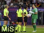 23.07.2025, UEFA Frauen-Europameisterschaft 2025 in der Schweiz. Halbfinale, Deutschland - Spanien, Im Stadion Letzigrund Zrich. Torhterin Ann-Katrin Berger (Deutschland) diskutiert mit Referee Edina Alves (BRA)
