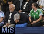 23.07.2025, UEFA Frauen-Europameisterschaft 2025 in der Schweiz. Halbfinale, Deutschland - Spanien, Im Stadion Letzigrund Zrich. Opa Herbert zittert mit Torhterin Ann-Katrin Berger (Deutschland) mit