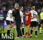 23.07.2025, UEFA Frauen-Europameisterschaft 2025 in der Schweiz. Halbfinale, Deutschland - Spanien, Im Stadion Letzigrund Zrich. v.l. Jule Brand (Deutschland) wird von Trainer Christian Wck (Deutschland) getrstet.