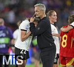 23.07.2025, UEFA Frauen-Europameisterschaft 2025 in der Schweiz. Halbfinale, Deutschland - Spanien, Im Stadion Letzigrund Zrich. v.l. Jule Brand (Deutschland) wird von Trainer Christian Wck (Deutschland) getrstet.