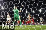 23.07.2025, UEFA Frauen-Europameisterschaft 2025 in der Schweiz. Halbfinale, Deutschland - Spanien, Im Stadion Letzigrund Zrich. Esther Gonzalez (Spanien) liegt quer in der Luft gegen Sophia Kleinherne (Deutschland) , li: Torhterin Ann-Katrin Berger (Deutschland) 