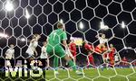 23.07.2025, UEFA Frauen-Europameisterschaft 2025 in der Schweiz. Halbfinale, Deutschland - Spanien, Im Stadion Letzigrund Zrich. Esther Gonzalez (Spanien) liegt quer in der Luft gegen Sophia Kleinherne (Deutschland), li: Torhterin Ann-Katrin Berger (Deutschland) 