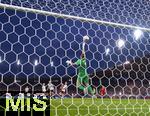 23.07.2025, UEFA Frauen-Europameisterschaft 2025 in der Schweiz. Halbfinale, Deutschland - Spanien, Im Stadion Letzigrund Zrich.  Ballabwehr: Torhterin Ann-Katrin Berger (Deutschland) wehrt den Ball ab.
