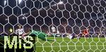 23.07.2025, UEFA Frauen-Europameisterschaft 2025 in der Schweiz. Halbfinale, Deutschland - Spanien, Im Stadion Letzigrund Zrich. Torhterin Ann-Katrin Berger (Deutschland) greift sich den Torschuss der Spanierin.