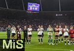 23.07.2025, UEFA Frauen-Europameisterschaft 2025 in der Schweiz. Halbfinale, Deutschland - Spanien, Im Stadion Letzigrund Zrich. Enttusche deutsche Spielerinnen nach der 0:1 Niederlage im Halbfinale, Maiken Birnbaum (Physiotherapeutin DFB), Klara Bhl (Deutschland), Selina Cerci (Deutschland), Sydney Lohmann (Deutschland), Torhterin Ena Mahmutovic (Deutschland), Cora Zicai (Deutschland), Lea Schller (Deutschland), Sara Dbritz (Deutschland)  