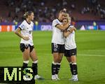 23.07.2025, UEFA Frauen-Europameisterschaft 2025 in der Schweiz. Halbfinale, Deutschland - Spanien, Im Stadion Letzigrund Zrich. Enttusche deutsche Spielerinnen nach der 0:1 Niederlage im Halbfinale, von links:  Selina Cerci (mitte, Deutschland) nimmt Linda Dallmann (re, Deutschland) trstend in den Arm. li: Klara Bhl (Deutschland).