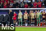 23.07.2025, UEFA Frauen-Europameisterschaft 2025 in der Schweiz. Halbfinale, Deutschland - Spanien, Im Stadion Letzigrund Zrich. Frust nach dem Gegentor, li: Trainer Christian Wck (Deutschland) nachdenklich an der Seitenlinie. Hinten die Spielerinnen auf der Ersatzbank.