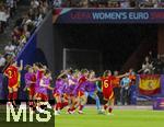 23.07.2025, UEFA Frauen-Europameisterschaft 2025 in der Schweiz. Halbfinale, Deutschland - Spanien, Im Stadion Letzigrund Zrich. Frenetischer Jubel der Spanierinnen nach dem Siegtreffer in der Schlussphase der Verlngerung von Aitana Bonmati (re, Spanien) 