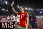 23.07.2025, UEFA Frauen-Europameisterschaft 2025 in der Schweiz. Halbfinale, Deutschland - Spanien, Im Stadion Letzigrund Zrich. Frust bei den Deutschen Spielerinnen nach der Niederlage, Torhterin Ann-Katrin Berger (Deutschland) winkt den Fans mit einem trikot der Spanierinnen ( Esther Gonzalez (Spanien) )