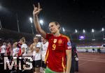 23.07.2025, UEFA Frauen-Europameisterschaft 2025 in der Schweiz. Halbfinale, Deutschland - Spanien, Im Stadion Letzigrund Zrich. Frust bei den Deutschen Spielerinnen nach der Niederlage, Torhterin Ann-Katrin Berger (Deutschland) winkt den Fans mit einem trikot der Spanierinnen ( Esther Gonzalez (Spanien) )