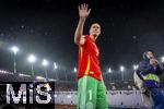 23.07.2025, UEFA Frauen-Europameisterschaft 2025 in der Schweiz. Halbfinale, Deutschland - Spanien, Im Stadion Letzigrund Zrich. Frust bei den Deutschen Spielerinnen nach der Niederlage, Torhterin Ann-Katrin Berger (Deutschland) taurig bei den Fans mit einem Trikot der Spanierinnen ( Esther Gonzalez (Spanien) )
