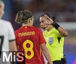 23.07.2025, UEFA Frauen-Europameisterschaft 2025 in der Schweiz. Halbfinale, Deutschland - Spanien, Im Stadion Letzigrund Zrich. Schiedsrichterin Edina Alves (Brasilien) redet mit Mariona Caldentey (Spanien) 