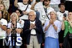 23.07.2025, UEFA Frauen-Europameisterschaft 2025 in der Schweiz. Halbfinale, Deutschland - Spanien, Im Stadion Letzigrund Zrich. Familie von Torhterin Ann-Katrin Berger (Deutschland) auf der Tribne, mit dem 92-Jhrigen Opa Herbert (mitte).   