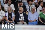 23.07.2025, UEFA Frauen-Europameisterschaft 2025 in der Schweiz. Halbfinale, Deutschland - Spanien, Im Stadion Letzigrund Zrich. Familie von Torhterin Ann-Katrin Berger (Deutschland) auf der Tribne, mit dem 92-Jhrigen Opa Herbert (mitte).   