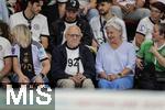 23.07.2025, UEFA Frauen-Europameisterschaft 2025 in der Schweiz. Halbfinale, Deutschland - Spanien, Im Stadion Letzigrund Zrich. Familie von Torhterin Ann-Katrin Berger (Deutschland) auf der Tribne, mit dem 92-Jhrigen Opa Herbert (mitte).   