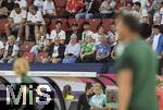 23.07.2025, UEFA Frauen-Europameisterschaft 2025 in der Schweiz. Halbfinale, Deutschland - Spanien, Im Stadion Letzigrund Zrich. Familie von Torhterin Ann-Katrin Berger (Deutschland) auf der Tribne, mit dem 92-Jhrigen Opa Herbert (li)