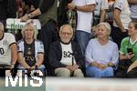 23.07.2025, UEFA Frauen-Europameisterschaft 2025 in der Schweiz. Halbfinale, Deutschland - Spanien, Im Stadion Letzigrund Zrich. Familie von Torhterin Ann-Katrin Berger (Deutschland) auf der Tribne, mit dem 92-Jhrigen Opa Herbert (mitte).   