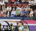 23.07.2025, UEFA Frauen-Europameisterschaft 2025 in der Schweiz. Halbfinale, Deutschland - Spanien, Im Stadion Letzigrund Zrich. Familie von Torhterin Ann-Katrin Berger (Deutschland) auf der Tribne, mit dem 92-Jhrigen Opa Herbert (li)