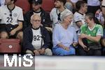 23.07.2025, UEFA Frauen-Europameisterschaft 2025 in der Schweiz. Halbfinale, Deutschland - Spanien, Im Stadion Letzigrund Zrich. Familie von Torhterin Ann-Katrin Berger (Deutschland) auf der Tribne, mit dem 92-Jhrigen Opa Herbert (li).   