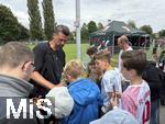 25.07.2025, Fussball 1. Bundesliga 2025/2026,  Testspiel Rot-Weiss Essen - FC Augsburg, im Donaustadion Dillingen, Schwaben. Trainer Sandro Wagner (FC Augsburg) gibt beim Eintreffen den Fans erste Autogramme.
 

