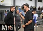 25.07.2025, Fussball 1. Bundesliga 2025/2026,  Testspiel Rot-Weiss Essen - FC Augsburg, im Donaustadion Dillingen, Schwaben. v.li: Marc-Nicolai Pfeifer (vorstandsvorsitzender RW Essen) im Gesprch mit Trainer Sandro Wagner (FC Augsburg) 
 

