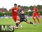 25.07.2025, Fussball 1. Bundesliga 2025/2026,  Testspiel Rot-Weiss Essen - FC Augsburg, im Donaustadion Dillingen, Schwaben. li: Mert Kmr (FC Augsburg) gegen Jannik Hofmann (Essen).
 

