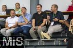 25.07.2025, Fussball 1. Bundesliga 2025/2026,  Testspiel Rot-Weiss Essen - FC Augsburg, im Donaustadion Dillingen, Schwaben. re: Sportdirektor Benni Weber (FC Augsburg), li: Manuel Baum (Augsburg), Geschftsfhrer Michael Strll (2.v.li, FC Augsburg), 