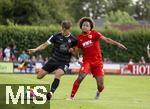 25.07.2025, Fussball 1. Bundesliga 2025/2026,  Testspiel Rot-Weiss Essen - FC Augsburg, im Donaustadion Dillingen, Schwaben. re: Han-Noah Massengo (FC Augsburg) gegen Jannik Hofmann (Essen).