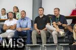 25.07.2025, Fussball 1. Bundesliga 2025/2026,  Testspiel Rot-Weiss Essen - FC Augsburg, im Donaustadion Dillingen, Schwaben. re: Sportdirektor Benni Weber (FC Augsburg), li: Manuel Baum (Augsburg), Geschftsfhrer Michael Strll (2.v.li, FC Augsburg), 