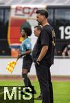 25.07.2025, Fussball 1. Bundesliga 2025/2026,  Testspiel Rot-Weiss Essen - FC Augsburg, im Donaustadion Dillingen, Schwaben. Trainer Sandro Wagner (FC Augsburg) am Spielfeldrand. Im Hintergrund Trainer Uwe Koschinat (Essen), durch den Blickwinkel knnte man meinen, Wagner hat neuerdings eine Wohlstandsplauze.
 

