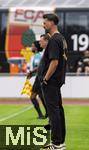 25.07.2025, Fussball 1. Bundesliga 2025/2026,  Testspiel Rot-Weiss Essen - FC Augsburg, im Donaustadion Dillingen, Schwaben. Trainer Sandro Wagner (FC Augsburg) am Spielfeldrand. Im Hintergrund Trainer Uwe Koschinat (Essen), durch den Blickwinkel knnte man meinen, Wagner hat neuerdings eine Wohlstandsplauze.
 

