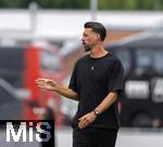 25.07.2025, Fussball 1. Bundesliga 2025/2026,  Testspiel Rot-Weiss Essen - FC Augsburg, im Donaustadion Dillingen, Schwaben. Trainer Sandro Wagner (FC Augsburg) gibt Anweisungen, zeigt, gestikuliert, gibt Kommandos, Anweisungen, gibt Anweisungen, zeigend, gestikulierend, .
 

