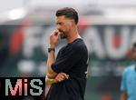 25.07.2025, Fussball 1. Bundesliga 2025/2026,  Testspiel Rot-Weiss Essen - FC Augsburg, im Donaustadion Dillingen, Schwaben. Trainer Sandro Wagner (FC Augsburg) nachdenklich 

