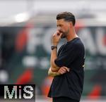 25.07.2025, Fussball 1. Bundesliga 2025/2026,  Testspiel Rot-Weiss Essen - FC Augsburg, im Donaustadion Dillingen, Schwaben. Trainer Sandro Wagner (FC Augsburg) nachdenklich 

