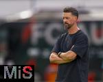 25.07.2025, Fussball 1. Bundesliga 2025/2026,  Testspiel Rot-Weiss Essen - FC Augsburg, im Donaustadion Dillingen, Schwaben. Trainer Sandro Wagner (FC Augsburg) nachdenklich 

