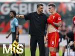 25.07.2025, Fussball 1. Bundesliga 2025/2026,  Testspiel Rot-Weiss Essen - FC Augsburg, im Donaustadion Dillingen, Schwaben. v.li: Trainer Sandro Wagner (FC Augsburg) mit Cedric Adrian Zesiger (FC Augsburg) 

