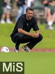 25.07.2025, Fussball 1. Bundesliga 2025/2026,  Testspiel Rot-Weiss Essen - FC Augsburg, im Donaustadion Dillingen, Schwaben. Trainer Sandro Wagner (FC Augsburg) nachdenklich am Spielfeldrand 

