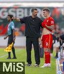 25.07.2025, Fussball 1. Bundesliga 2025/2026,  Testspiel Rot-Weiss Essen - FC Augsburg, im Donaustadion Dillingen, Schwaben. v.li: Trainer Sandro Wagner (FC Augsburg) mit Cedric Adrian Zesiger (FC Augsburg) 

