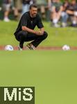 25.07.2025, Fussball 1. Bundesliga 2025/2026,  Testspiel Rot-Weiss Essen - FC Augsburg, im Donaustadion Dillingen, Schwaben. Trainer Sandro Wagner (FC Augsburg) nachdenklich am Spielfeldrand 

