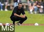 25.07.2025, Fussball 1. Bundesliga 2025/2026,  Testspiel Rot-Weiss Essen - FC Augsburg, im Donaustadion Dillingen, Schwaben. Trainer Sandro Wagner (FC Augsburg) nachdenklich am Spielfeldrand 

