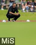 25.07.2025, Fussball 1. Bundesliga 2025/2026,  Testspiel Rot-Weiss Essen - FC Augsburg, im Donaustadion Dillingen, Schwaben. Trainer Sandro Wagner (FC Augsburg) nachdenklich am Spielfeldrand 

