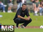 25.07.2025, Fussball 1. Bundesliga 2025/2026,  Testspiel Rot-Weiss Essen - FC Augsburg, im Donaustadion Dillingen, Schwaben. Trainer Sandro Wagner (FC Augsburg) nachdenklich am Spielfeldrand 

