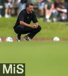 25.07.2025, Fussball 1. Bundesliga 2025/2026,  Testspiel Rot-Weiss Essen - FC Augsburg, im Donaustadion Dillingen, Schwaben. Trainer Sandro Wagner (FC Augsburg) nachdenklich am Spielfeldrand 

