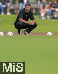 25.07.2025, Fussball 1. Bundesliga 2025/2026,  Testspiel Rot-Weiss Essen - FC Augsburg, im Donaustadion Dillingen, Schwaben. Trainer Sandro Wagner (FC Augsburg) nachdenklich am Spielfeldrand 

