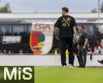 25.07.2025, Fussball 1. Bundesliga 2025/2026,  Testspiel Rot-Weiss Essen - FC Augsburg, im Donaustadion Dillingen, Schwaben. Trainer Sandro Wagner (FC Augsburg) nachdenklich mit A und V auf dem Rcken seines T-Shirts.

