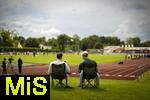 25.07.2025, Fussball 1. Bundesliga 2025/2026,  Testspiel Rot-Weiss Essen - FC Augsburg, im Donaustadion Dillingen, Schwaben. Zwei Fans beobachten das Spiel vom gemtlichen Camping-Sessel aus.

