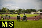 25.07.2025, Fussball 1. Bundesliga 2025/2026,  Testspiel Rot-Weiss Essen - FC Augsburg, im Donaustadion Dillingen, Schwaben. Zwei Fans beobachten das Spiel vom gemtlichen Camping-Sessel aus.

