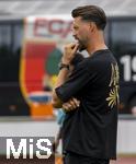 25.07.2025, Fussball 1. Bundesliga 2025/2026,  Testspiel Rot-Weiss Essen - FC Augsburg, im Donaustadion Dillingen, Schwaben. Trainer Sandro Wagner (FC Augsburg) nachdenklich 

