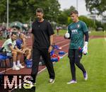 25.07.2025, Fussball 1. Bundesliga 2025/2026,  Testspiel Rot-Weiss Essen - FC Augsburg, im Donaustadion Dillingen, Schwaben. v.li: Trainer Sandro Wagner (FC Augsburg) und Torwart Finn Dahmen (FC Augsburg) 

