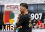 25.07.2025, Fussball 1. Bundesliga 2025/2026,  Testspiel Rot-Weiss Essen - FC Augsburg, im Donaustadion Dillingen, Schwaben. Trainer Sandro Wagner (FC Augsburg) nachdenklich 


